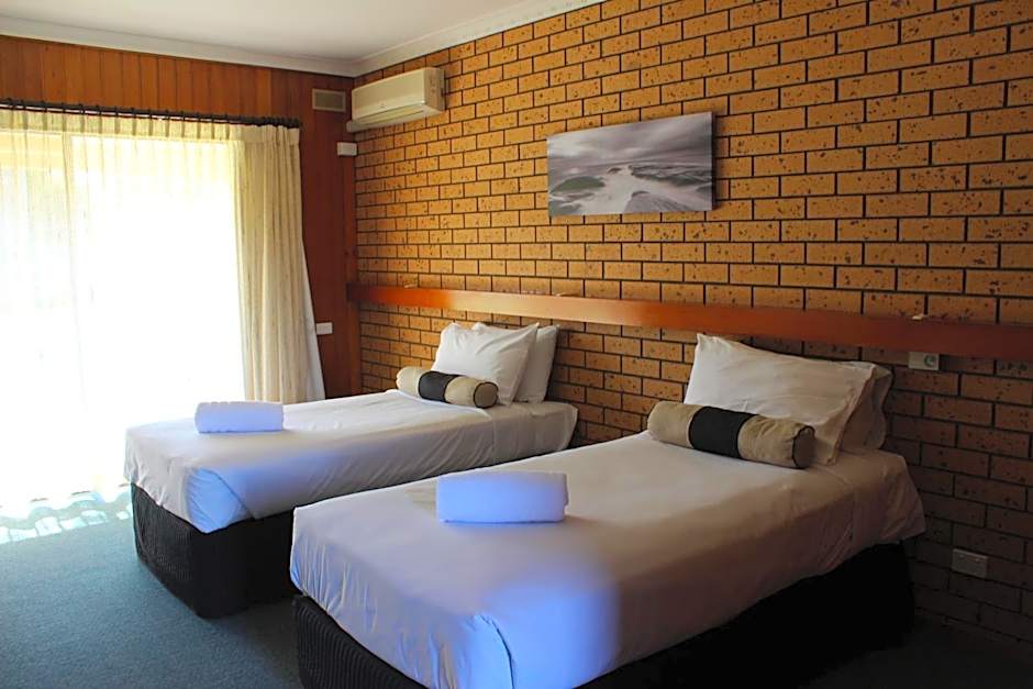 Lakeside Motel Waterfront