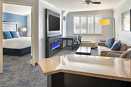 1 Bedroom Suite, 1 King, Sofa bed, City view