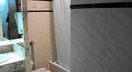 2 ADULTS + 2 CHILDREN