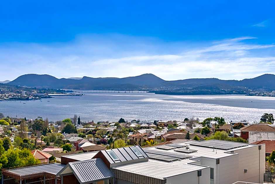 Super nice house with sea view free parking