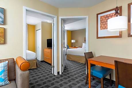 Efficiency Queen Suite with Three Queen Beds - Non Smoking