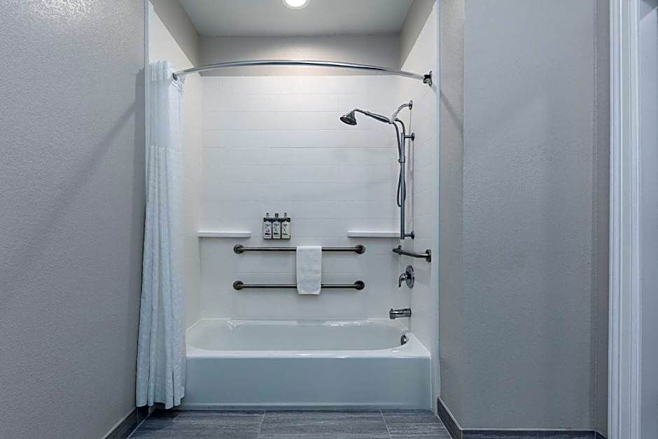 Holiday Inn Express Hotel & Suites Winnie By IHG