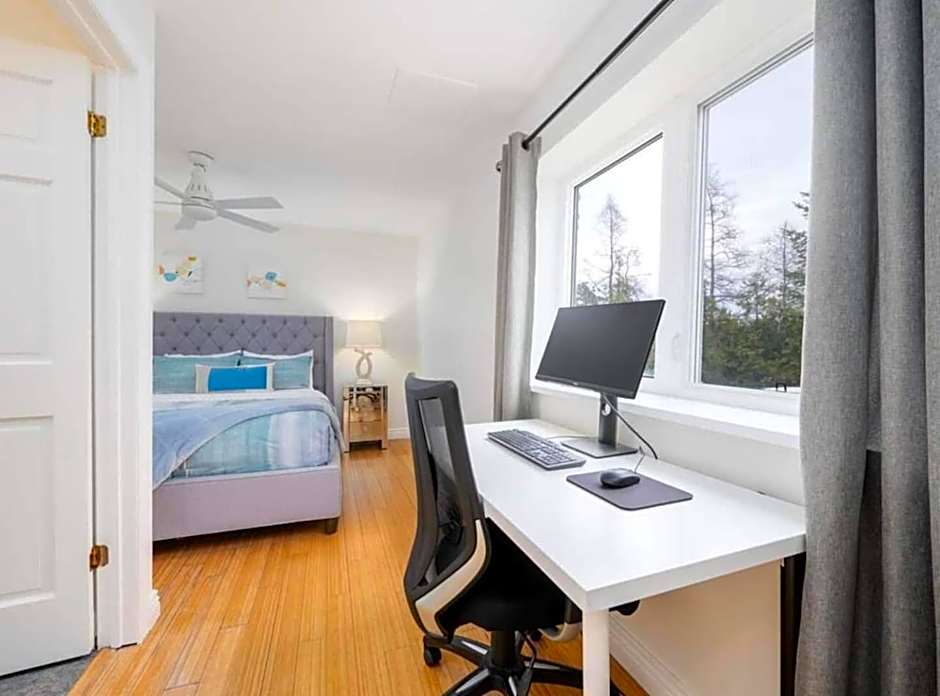 Stunning waterfront w spa dog run