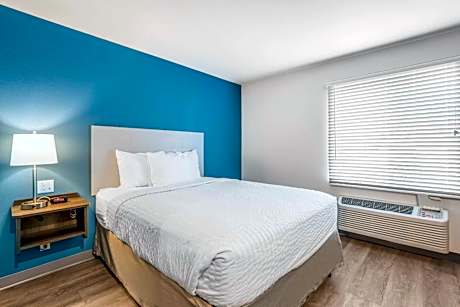 Queen Room  with Roll-In Shower - Disability Access/Non-Smoking