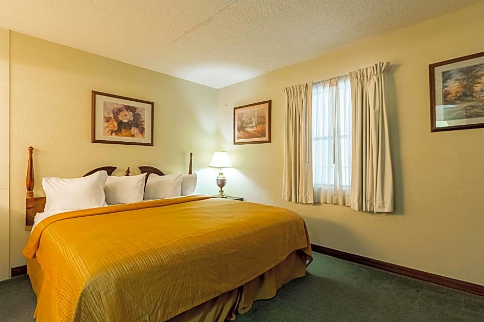 Econo Lodge Inn & Suites Bentonville - Rodgers