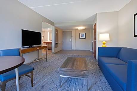 Suite with Mobility Accessible Tub - Non-Smoking