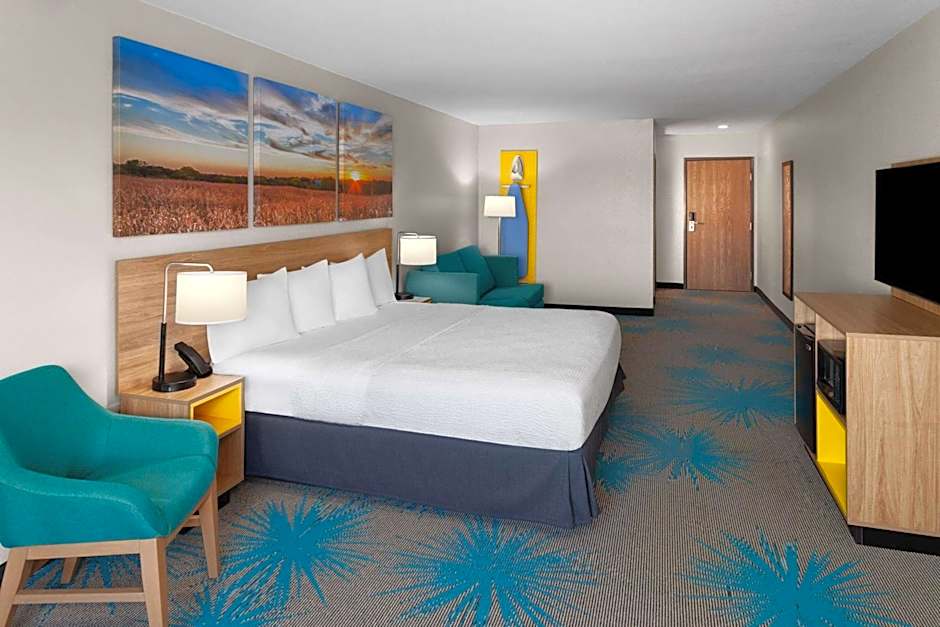 Days Inn & Suites by Wyndham Morris/I-80