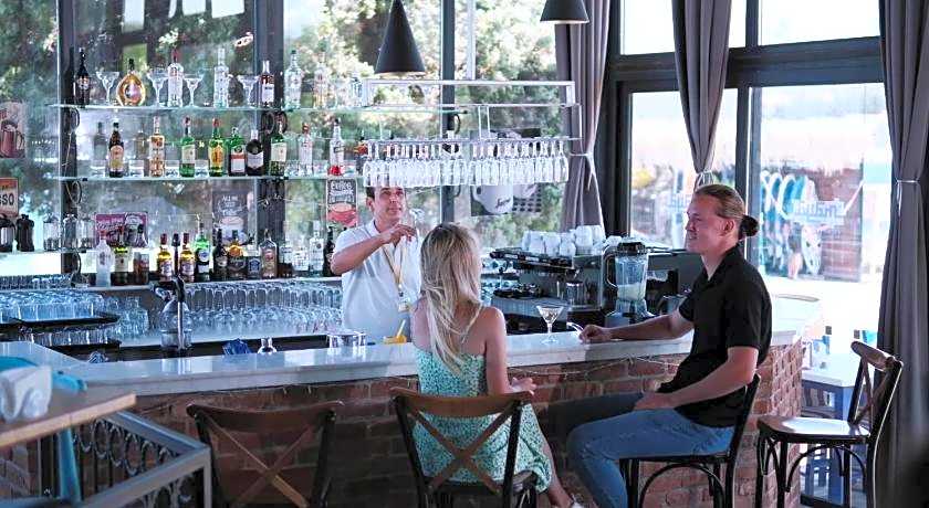 Maya Bistro Hotel & Beach