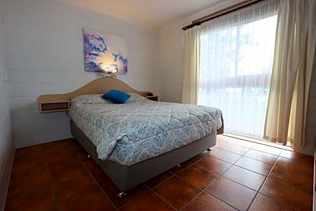 One-Bedroom Apartment with Lake View