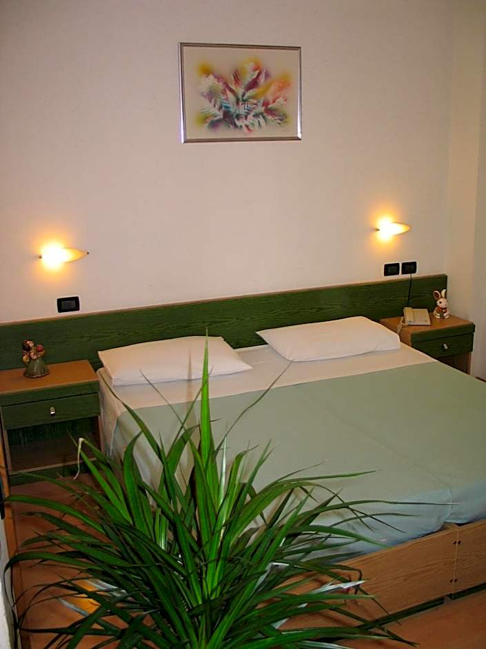 Zdjęcie 1 z 3 — 1 Double Bed or 2 Beds