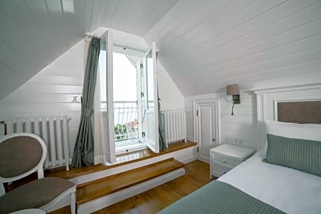 Deluxe Double Room with Balcony and Sea View