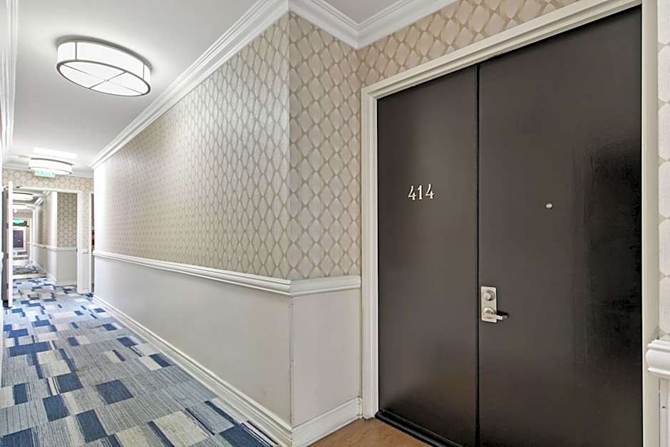 Beverly Hills 2 bed 2 bath Penthouse with Den and Parking 414