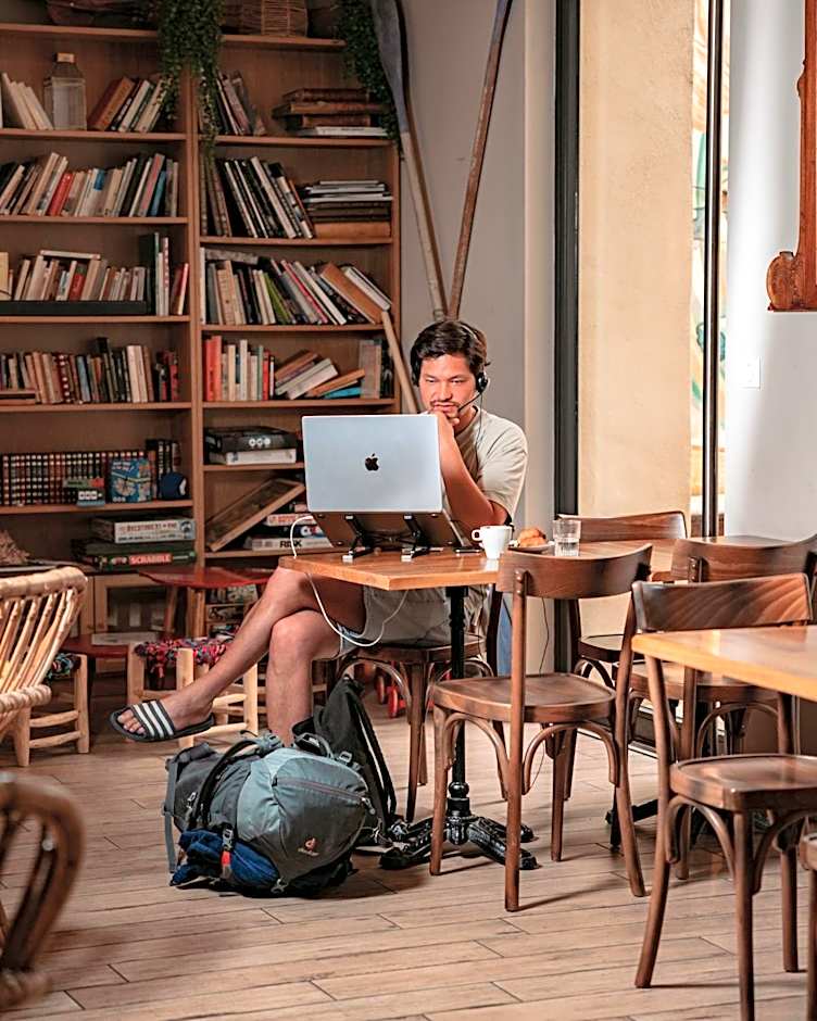 Georges Hostel & Café