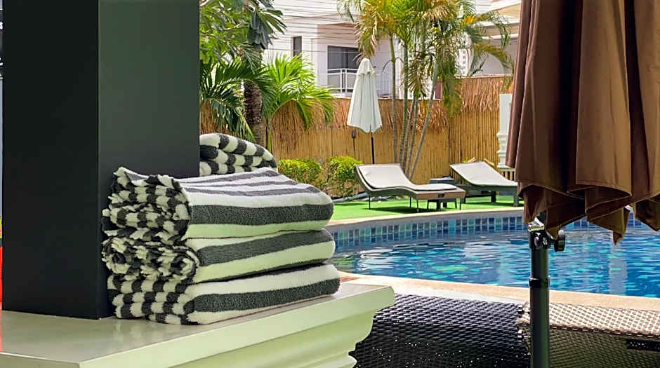 Tropical Palm Resort.