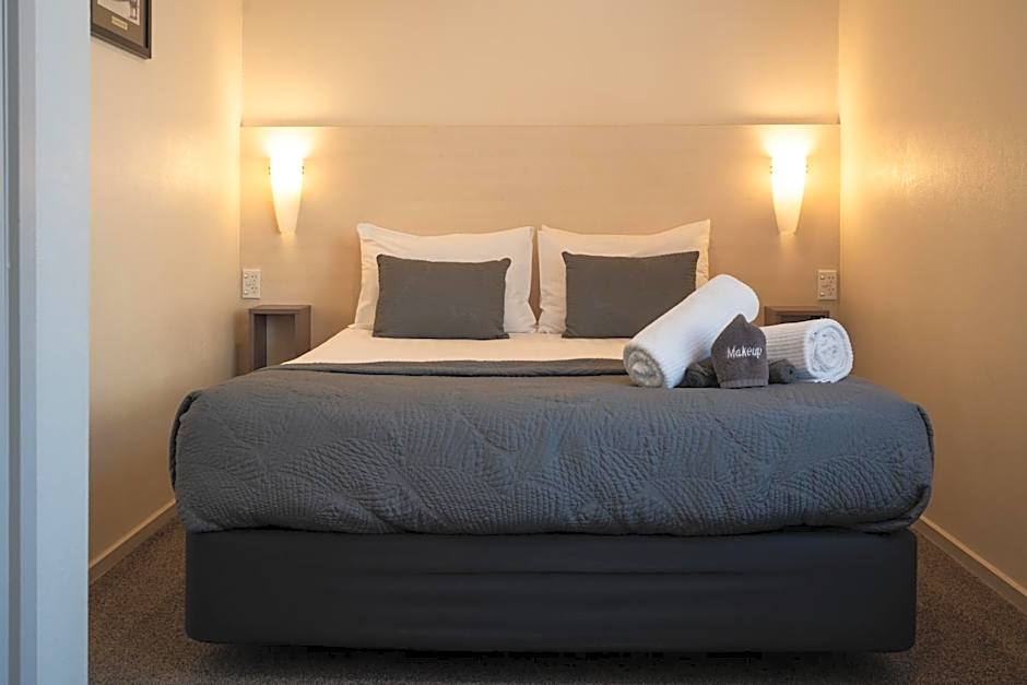 Hananui Lodge and Apartments