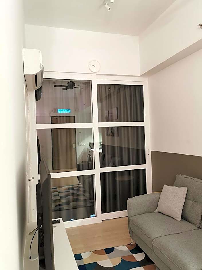 REVO at AURORA PLACE, Pavilion 2, 5 Minutes To AXIATA ARENA BUKIT JALIL FREE WIFI by De Harlequins Guesthouse