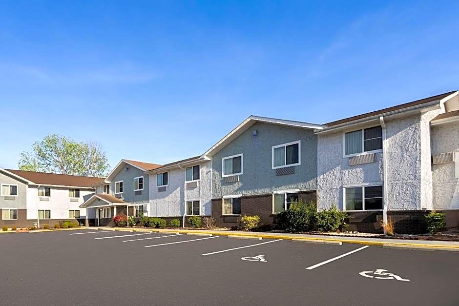 Super 8 by Wyndham South Boston VA