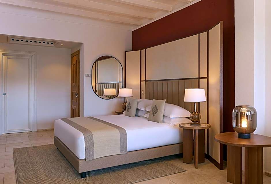 Photo 1 of 5 of Deluxe Grand 1 King Bed, Sea View