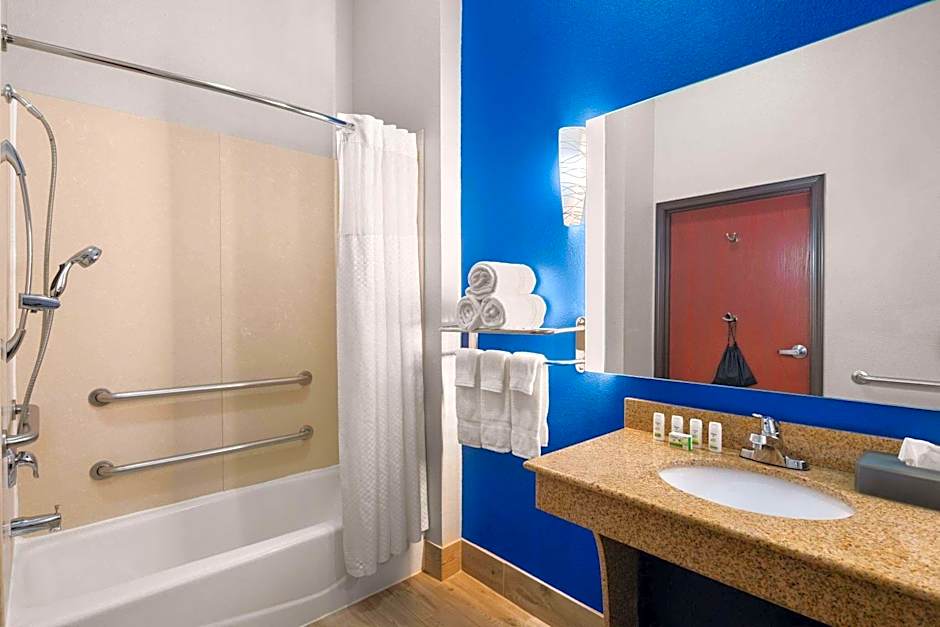 La Quinta Inn & Suites by Wyndham Denton - University Drive