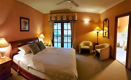 Queen Room - Illowra Guest house