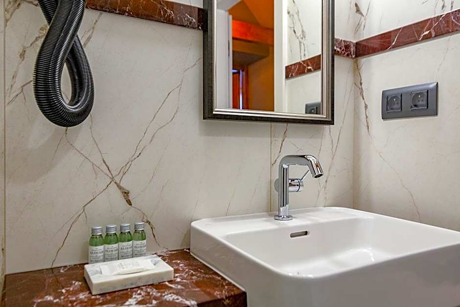 MR 3 Apartments
