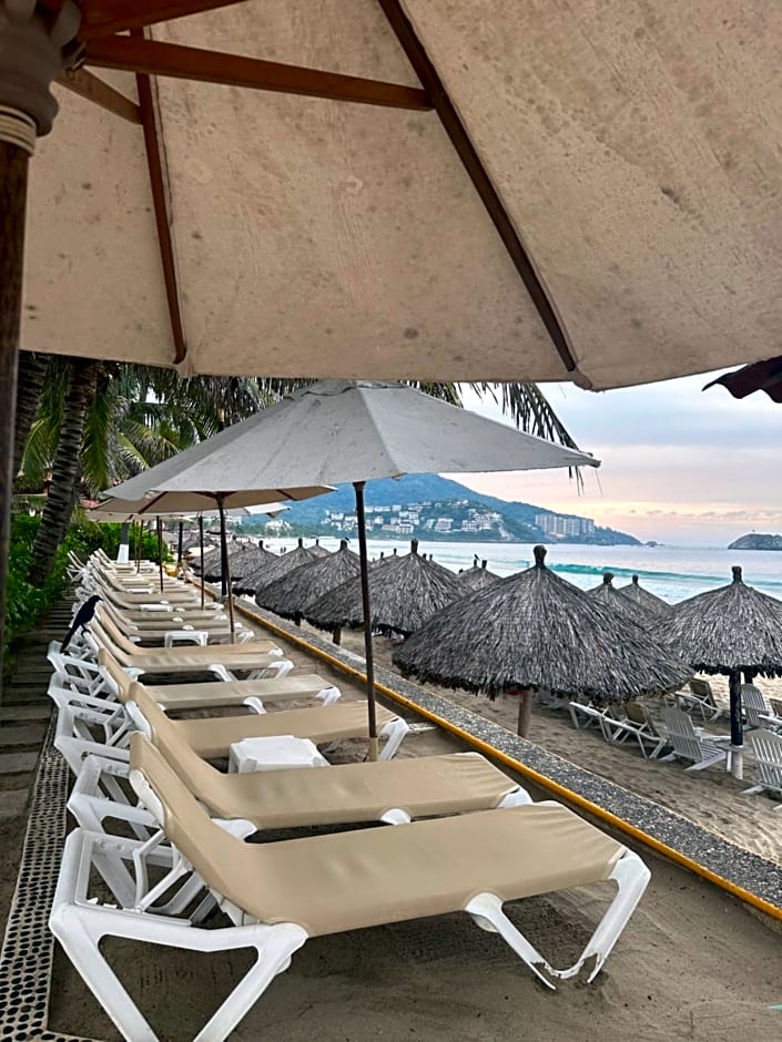 HAB PTa B ÁREA DE VILLAS DENTRO DEL HOTEL Junto al Krystal EN IXTAPA WIFI 2A 1M Con playa