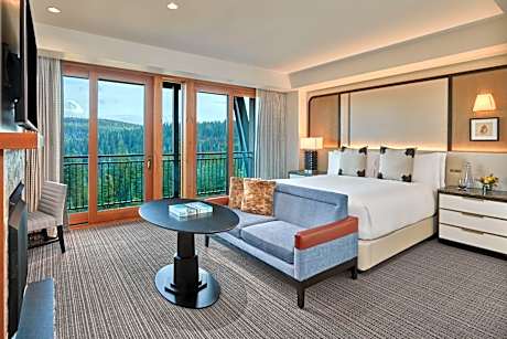 Deluxe King Room with Mountain View
