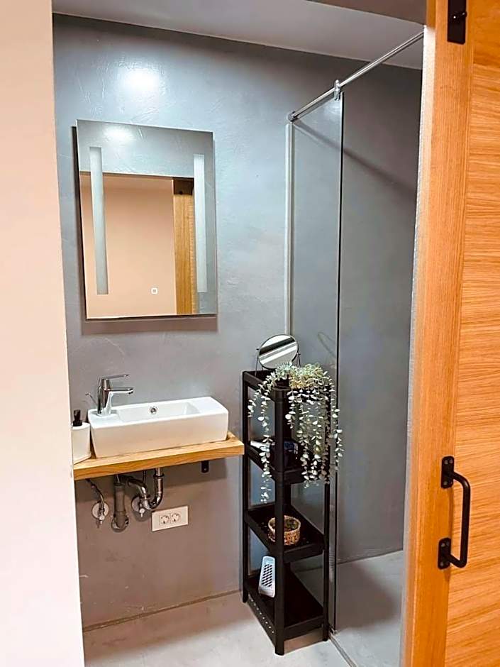 PJ Hotel Cerklje - 5min to Airport - Free Parking