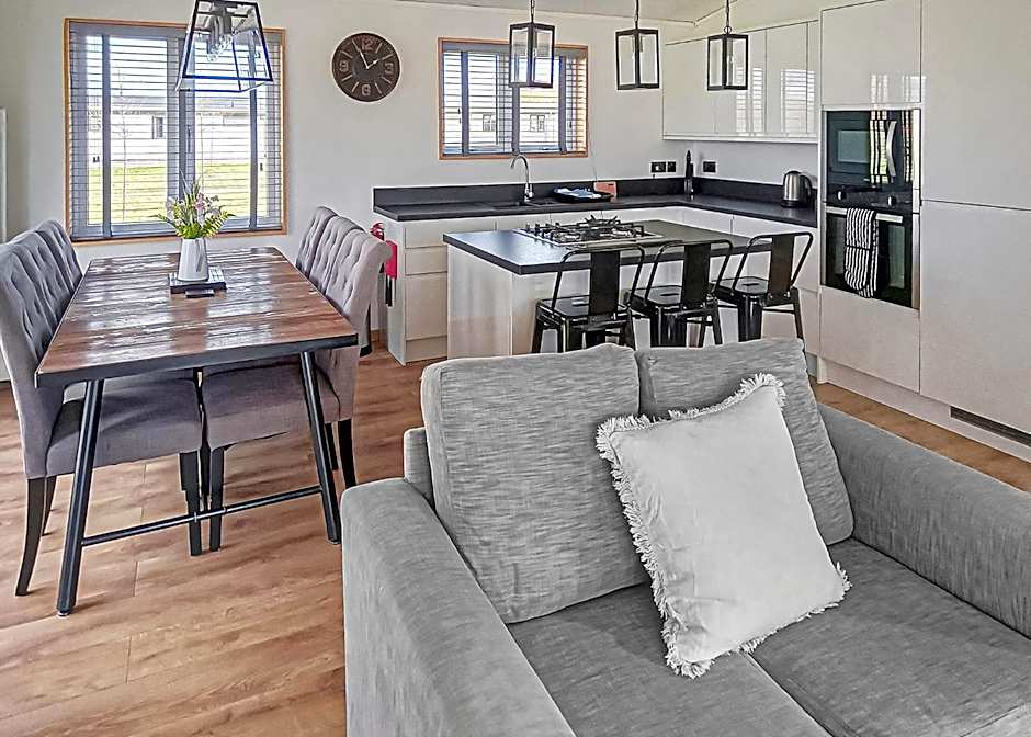 Cherry Bird Lodge Escape