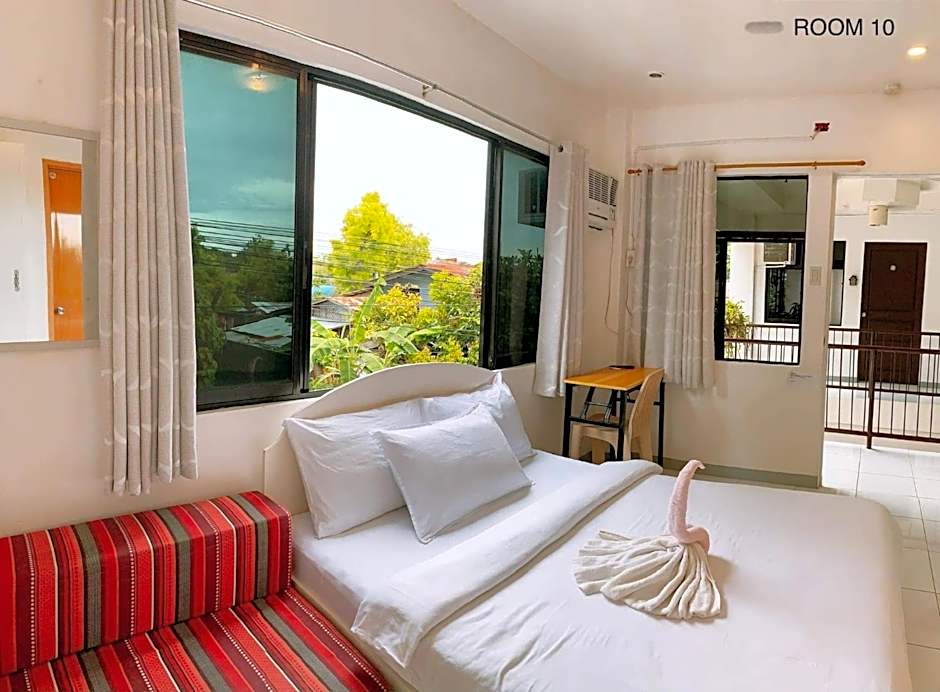 Luna Oslob Travellers Inn