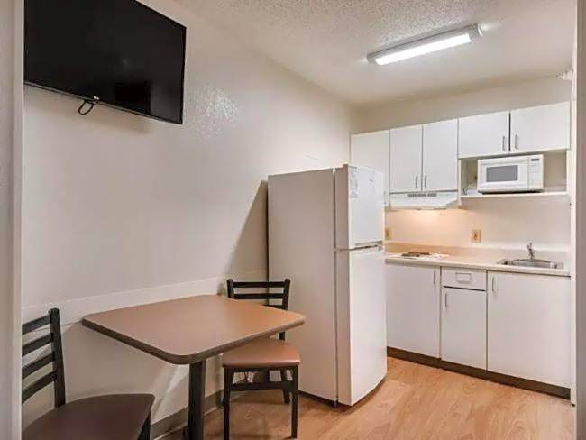 Birch Hill Suites Kansas City - Independence