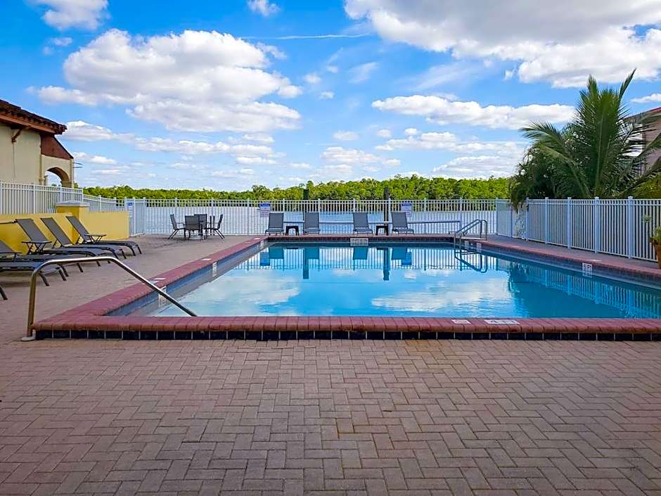 Captain's Table Hotel by Everglades Adventures