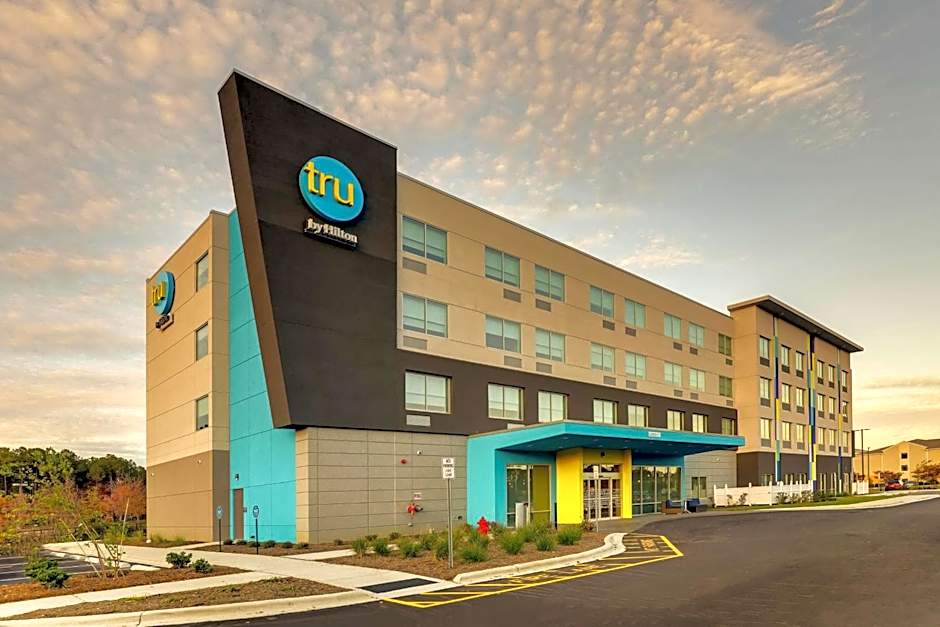 Photo 1 of 50 of Tru by Hilton Smithfield I-95