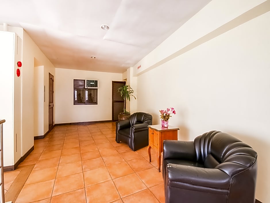 Vaccinated Staff - Capital O 465 Ford's Inn