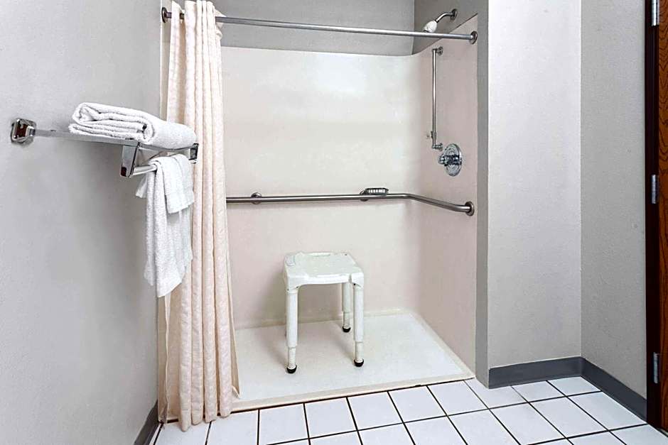 Days Inn & Suites by Wyndham Morris/I-80