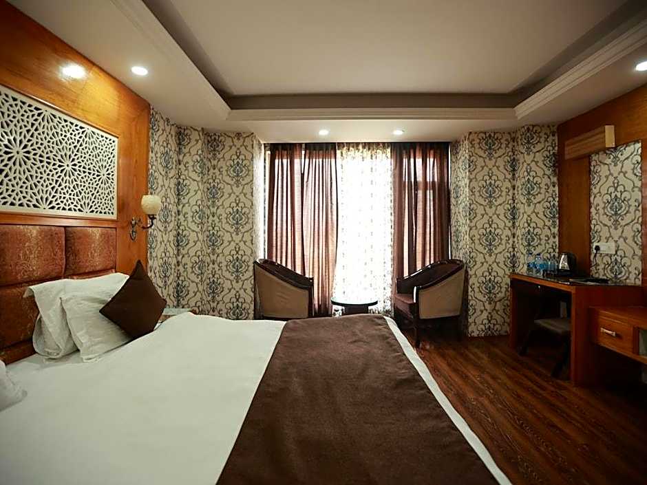 Hotel The Montreal Near by Dal Lake