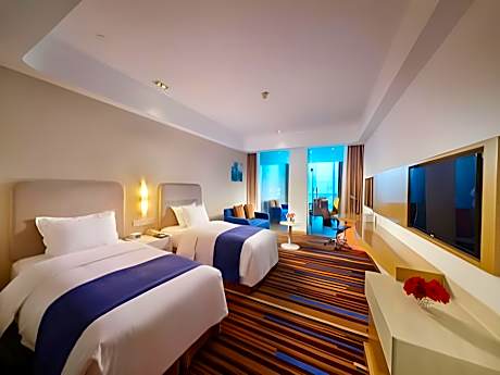 2 Queen Standard Extra Floor Space