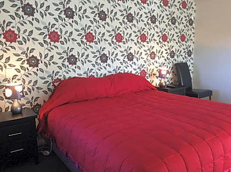 Two-Bedroom Chalet with Spa Bath