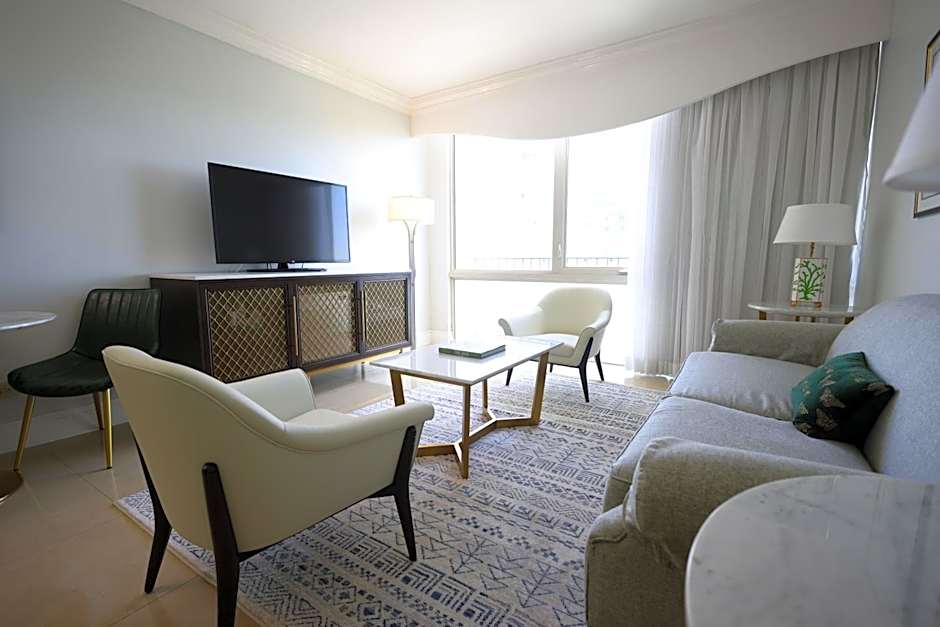 Courtleigh Hotel & Suites