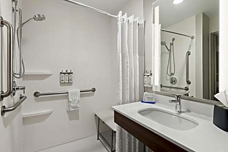 Standard Queen Room with Two Queen Beds and Mobility Accessible Tub