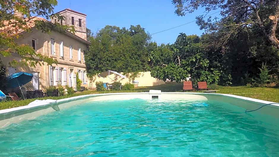 GITE 33 m2 - STUDIO avec kitchenette , espace salon, TV, 2 personnes PISCINE WIFI CLIM près Saint EMILION et du Périgord