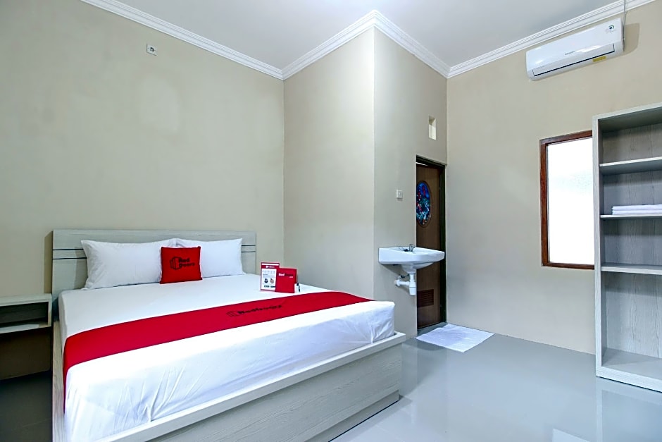 RedDoorz near Balekambang City Park