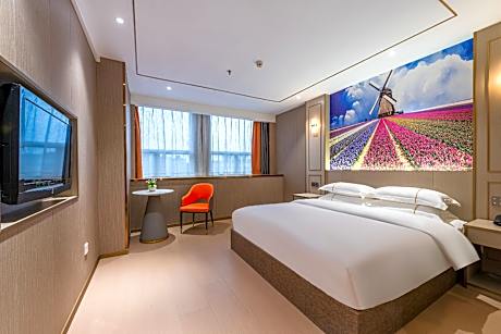 Smart Queen Room