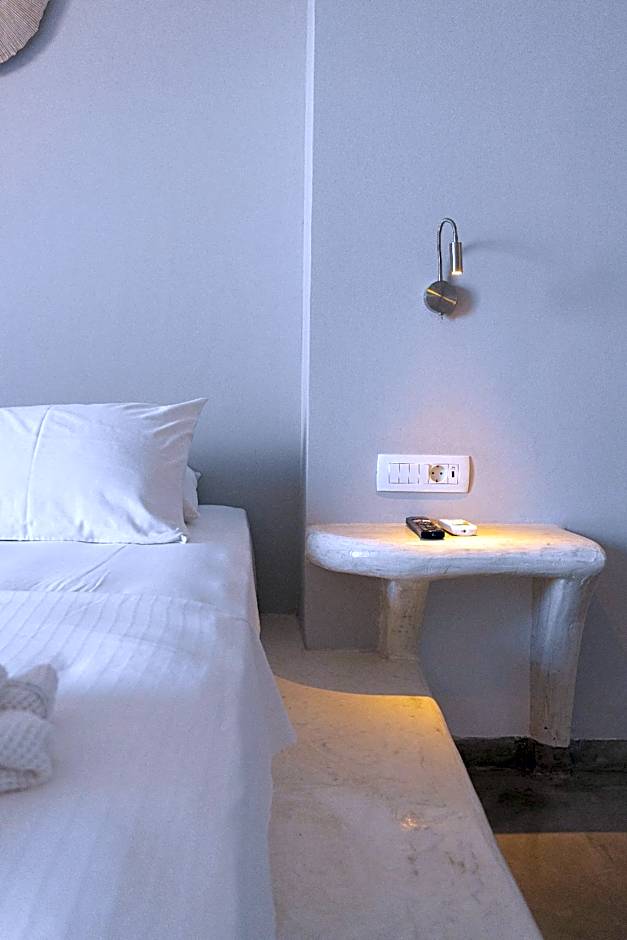 Demilmar Luxury Suites – Perissa, UT