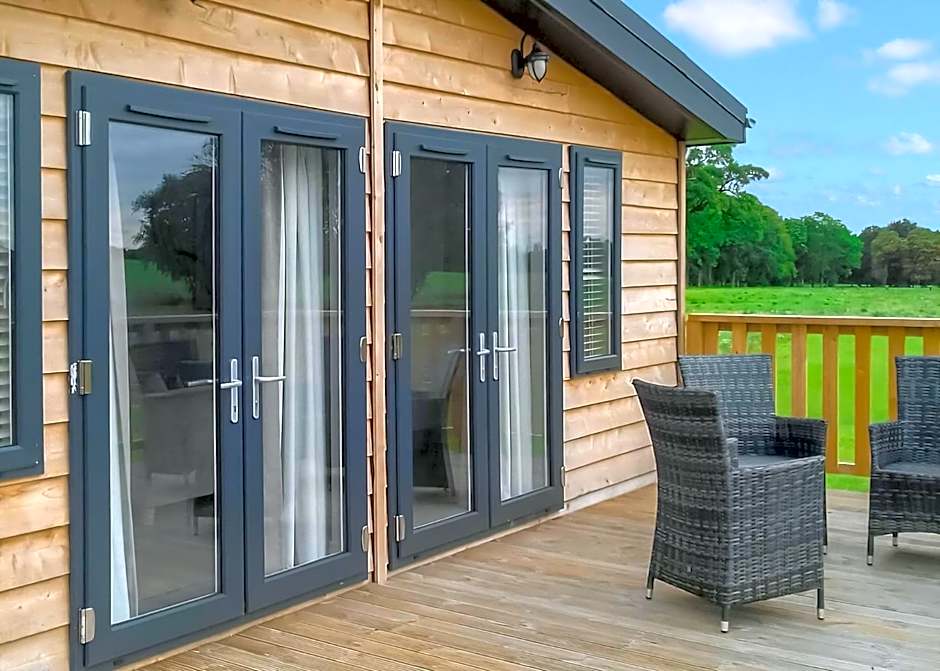 Cherry Bird Lodge Escape