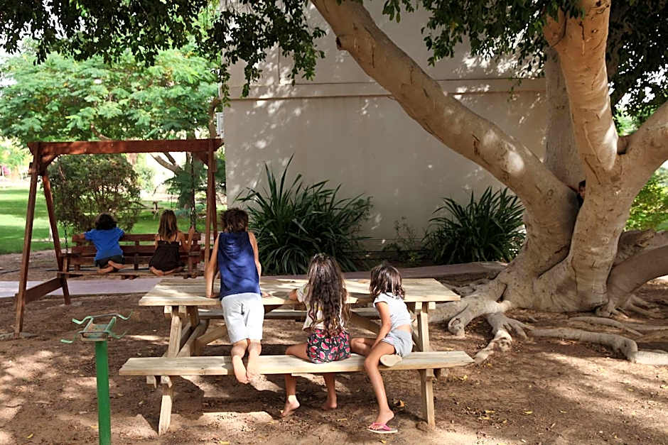 קיבוץ אילות - חדרי אירוח עם בריכה משותפת