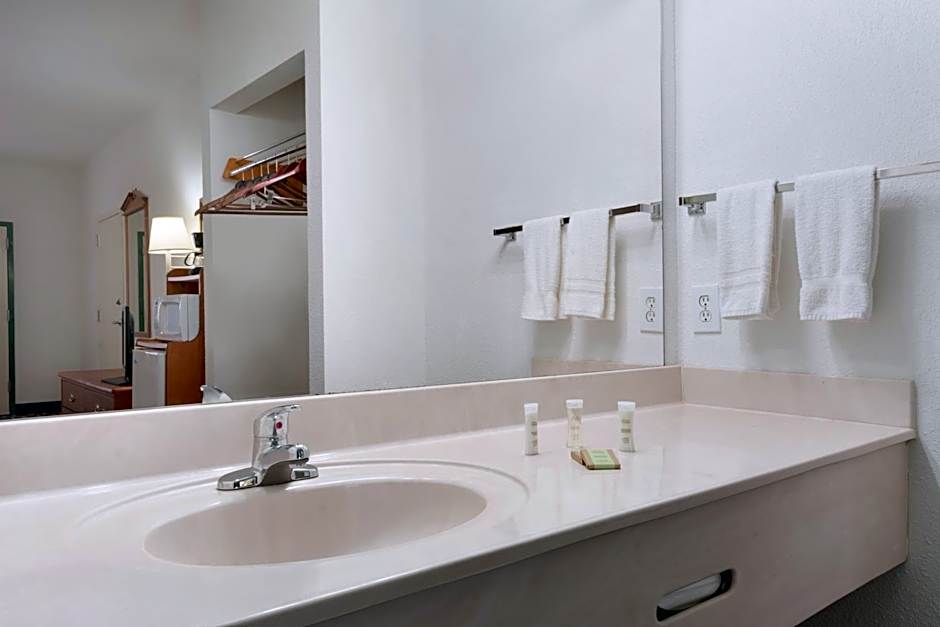 Super 8 by Wyndham Chatsworth/Dalton