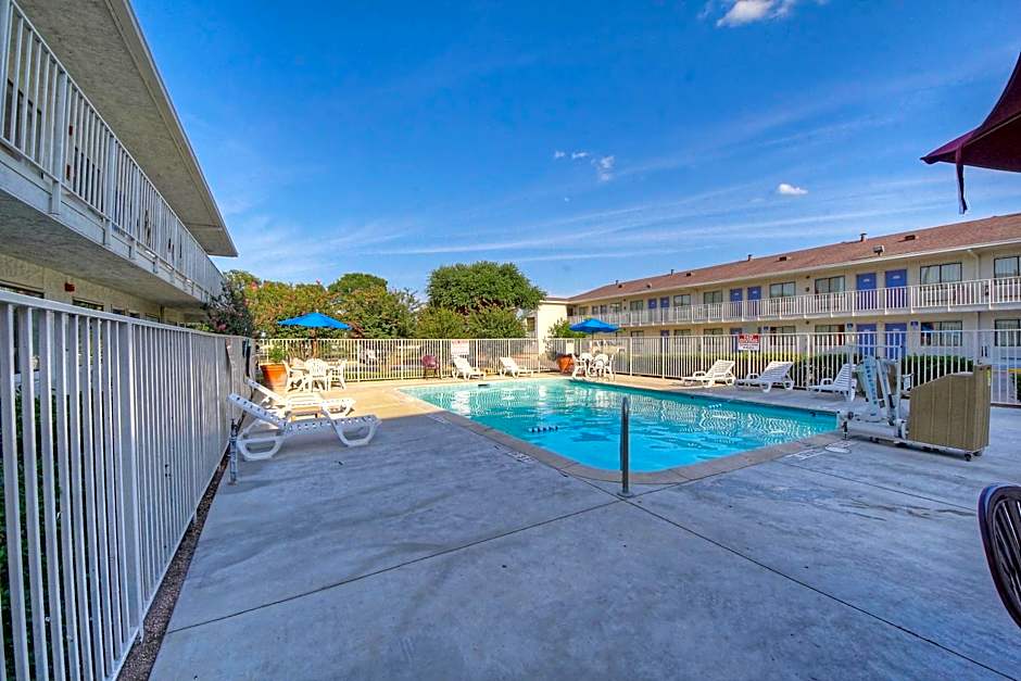 Motel 6 San Antonio, Tx Six Flags Fiesta TX - La Cantera Area