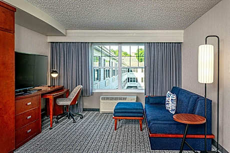 1 Bedroom 2 room Suite, 1 King, Sofa bed