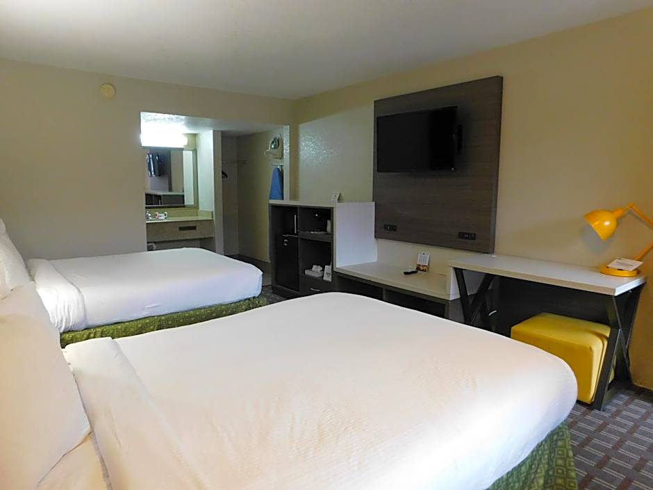 Days Inn & Suites by Wyndham Downtown Gatlinburg Parkway